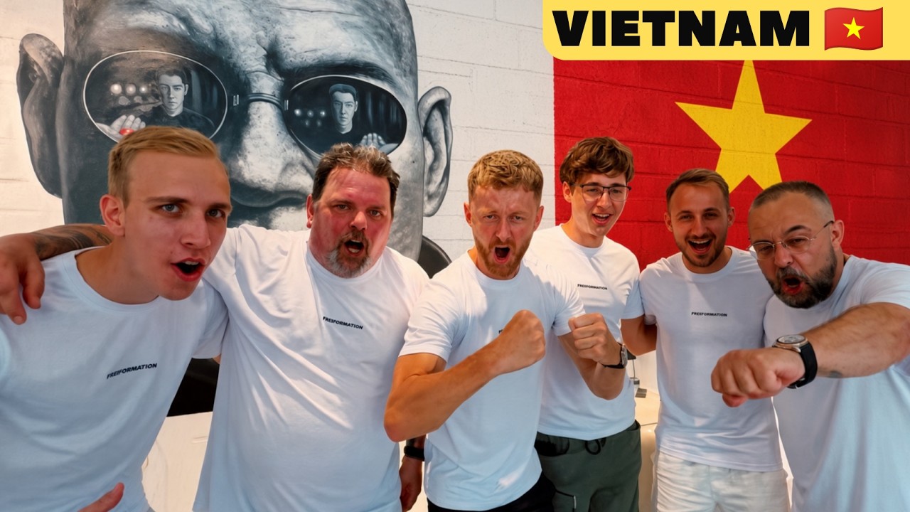 Die Community beim Erlebnis in Da Nang vor der vietnamesischen Flagge