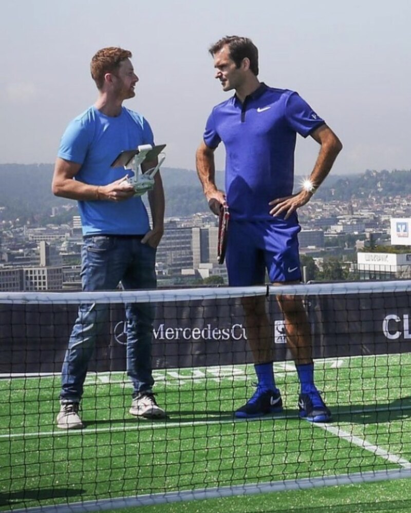 Marcin mit Drohnen-Fernbedienung neben Roger Federer auf dem Dachplatz