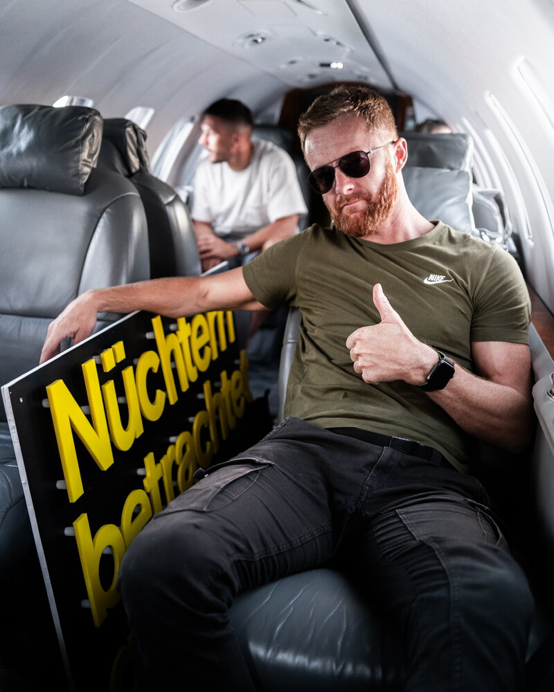 Marcin im Privatflieger, hinter ihm Lukas Podolski