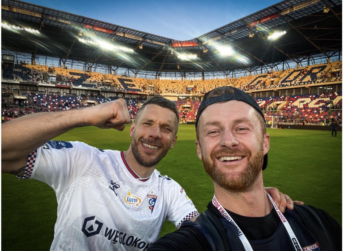 Marcin und Lukas Podolski im Trikot, Selfie im Stadion von Zabrze