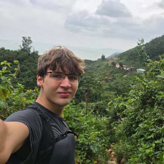 Nikita, Selfie beim Wandern in den Bergen bei Da Nang