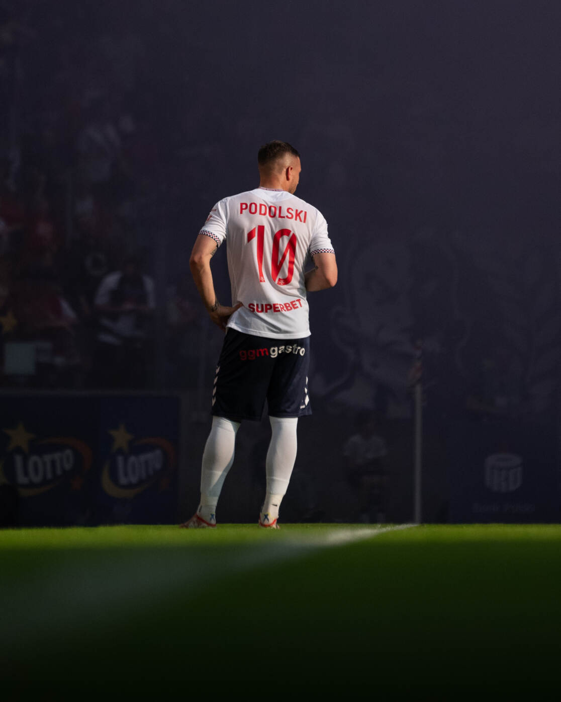 Lukas Podolski im Trikot mit der 10 auf dem Spielfeld, von hinten