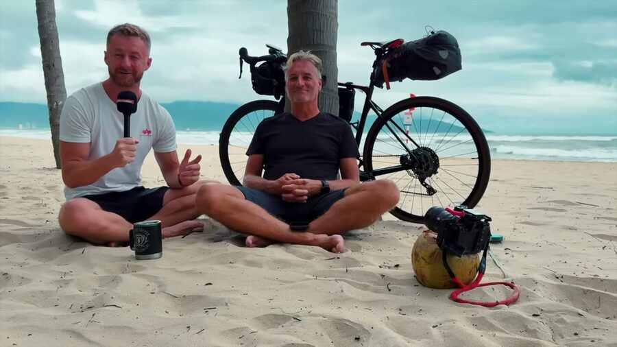René und Marcin am Strand von Da Nang, dahinter das Reiserad