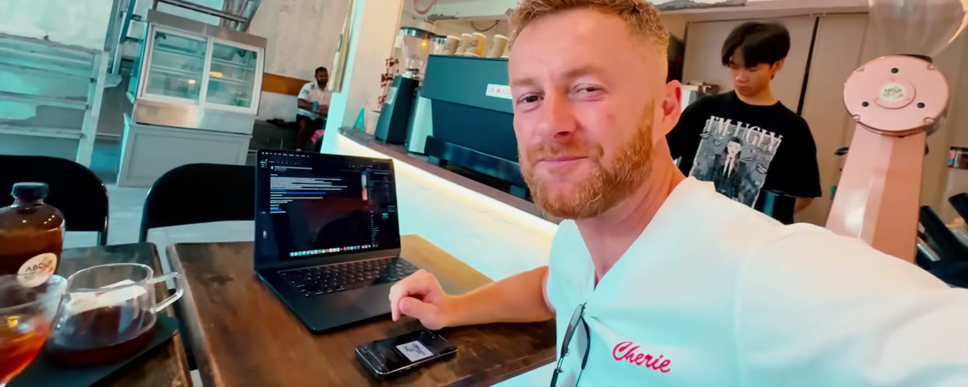 Marcin mit Laptop im Café in Da Nang