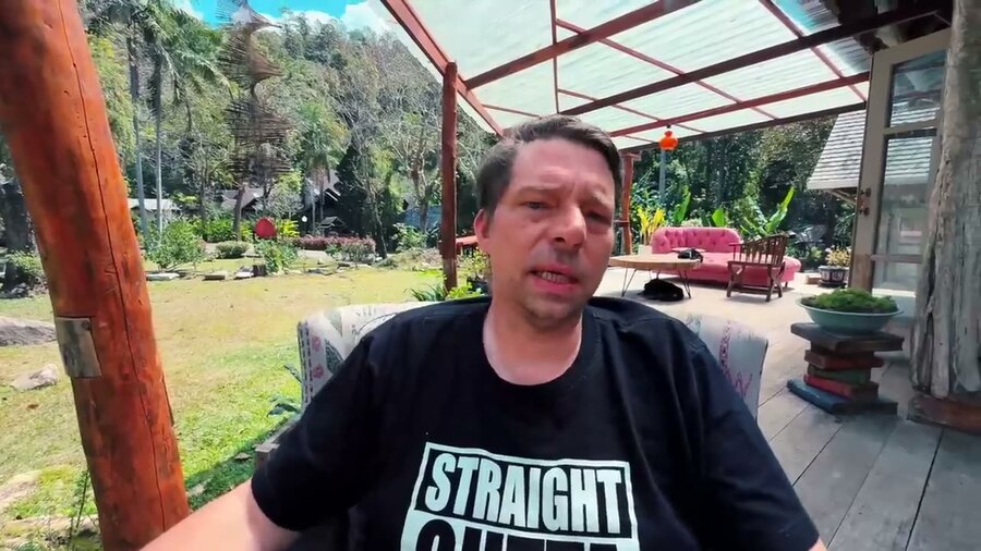 Lutz auf seiner Terrasse in Chiang Mai