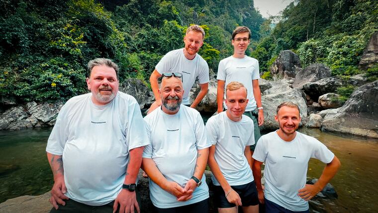 Die Gruppe im weißen Freiformation-Shirt am Wasserfall