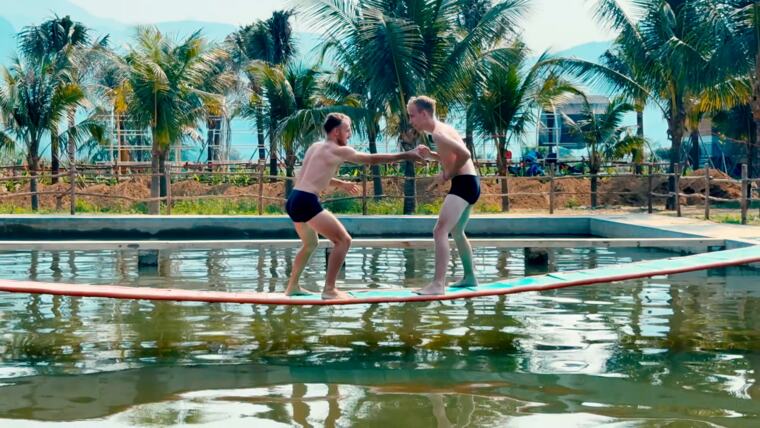 Balkenkampf über dem Pool