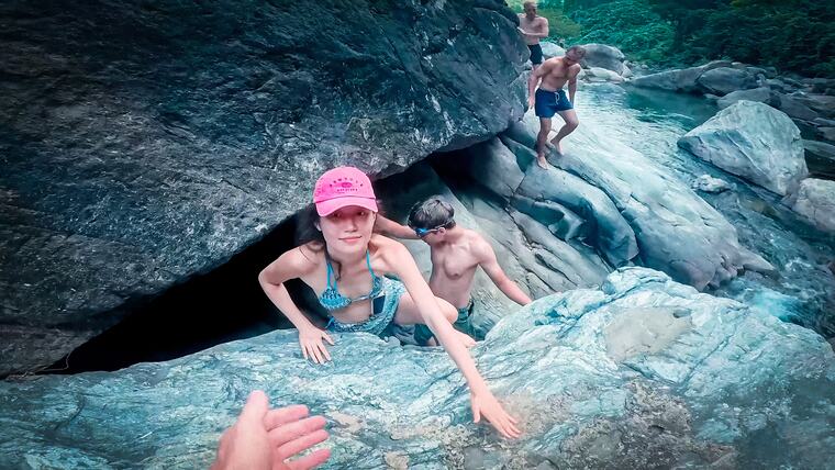 Hochklettern am Felsen beim Wasserfall
