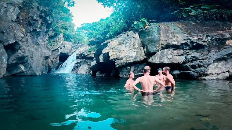 Baden im Becken unter dem Wasserfall