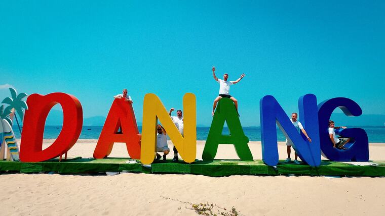 Auf den bunten Da-Nang-Buchstaben am Strand