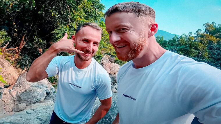 Zwei aus der Gruppe beim Wandern