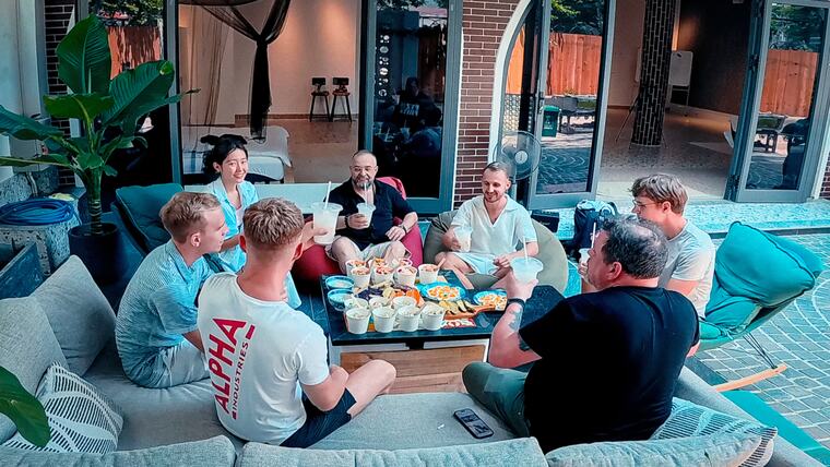 Alle zusammen im Wohnzimmer der Villa beim Essen