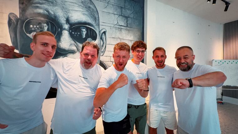 Gruppenfoto vor dem Wandbild