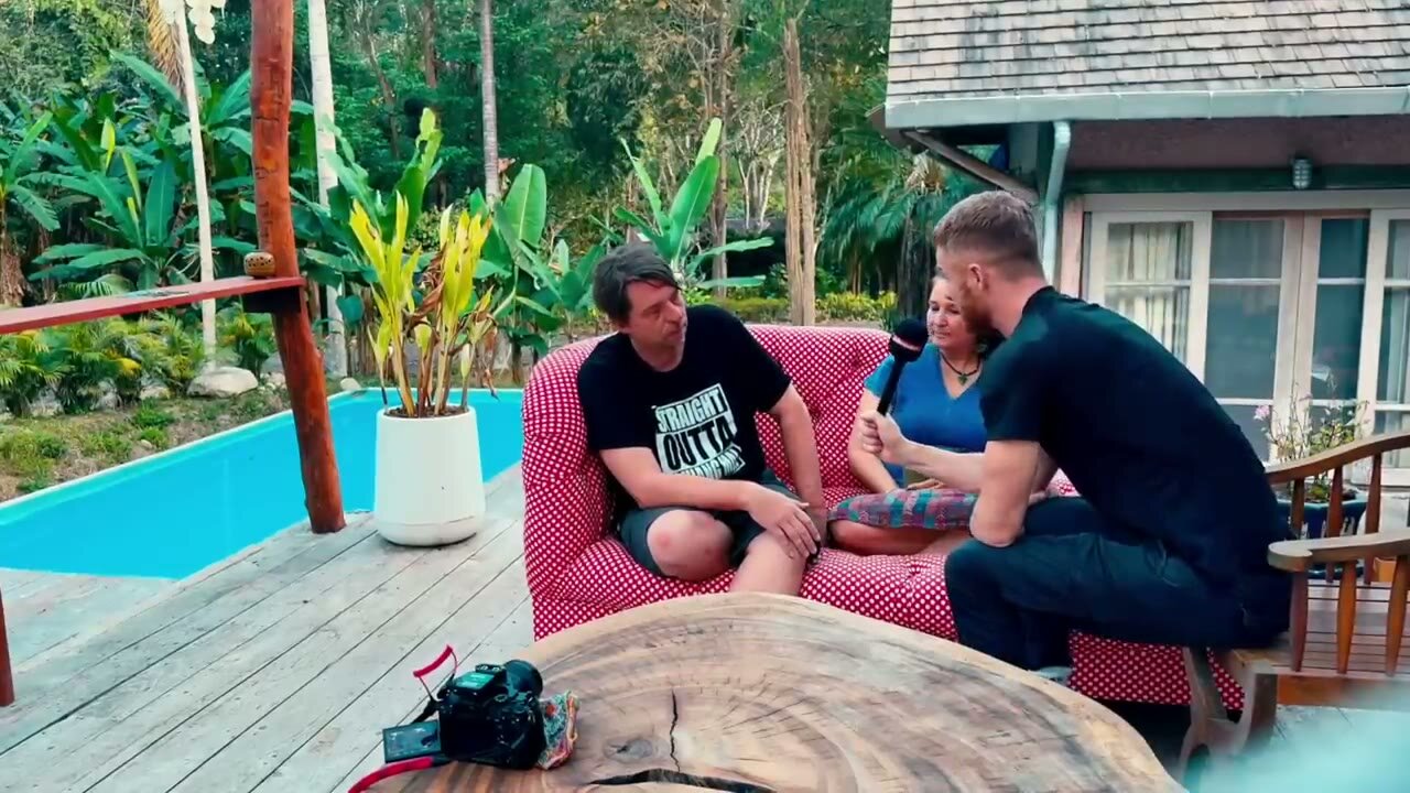 Lutz und Antoinette mit Marcin am Pool ihres Hauses in Chiang Mai